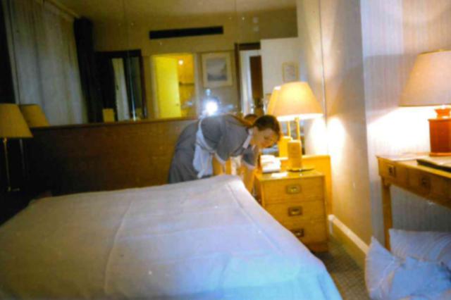 Bei der Arbeit als Zimmermädchen im Athenaeum Hotel auf dem Piccadilly Anfang der 1990er Jahre