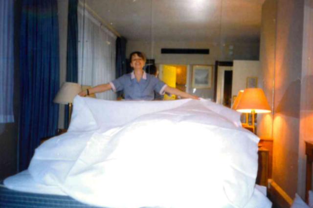 Bei der Arbeit als Zimmermädchen im Athenaeum Hotel auf dem Piccadilly Anfang der 1990er Jahre
